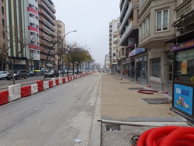 El Ayuntamiento de Lleida abrirá parcialmente al paso de peatones y vehículos el espacio afectado por la segunda fase de las obras de remodelación de la avenida Prat de la Riba a partir de este viernes, 22 de diciembre, y hasta el 8 de enero, para facilitar la movilidad de la ciudadanía durante las fiestas navideñas.