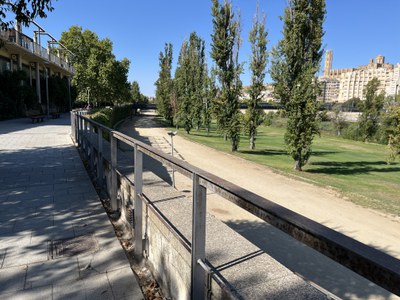 Vista del muro de la canalización del río Segre que da a los Camps Elisis.