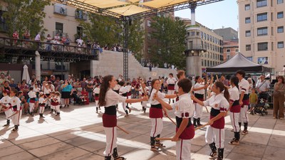 Uno de los grupos bastoneros del Encuentro Nacional Infantil de Baile de Bastones de Cataluña, en la plaza Sant Joan.