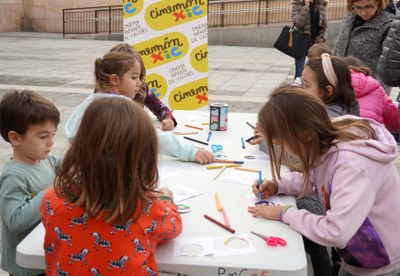 Cinemón Xic da a conocer referentes femeninas en un taller infantil de chapas.
