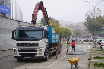 La actuación se lleva a cabo en la acera de los números pares, justo delante del Camp d'Esports.