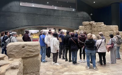 Descobrim Lleida conecta vecinos y vecinas mediante el patrimonio cultural. Imagen de una de las visitas a la Domus romana, en el Auditorio municipal Enric Granados..