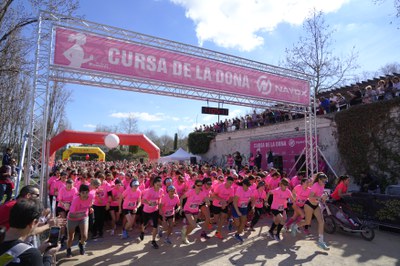 Imagen de archivo de la Carrera de la Mujer del año pasado, con salida a la canalización del río Segre..