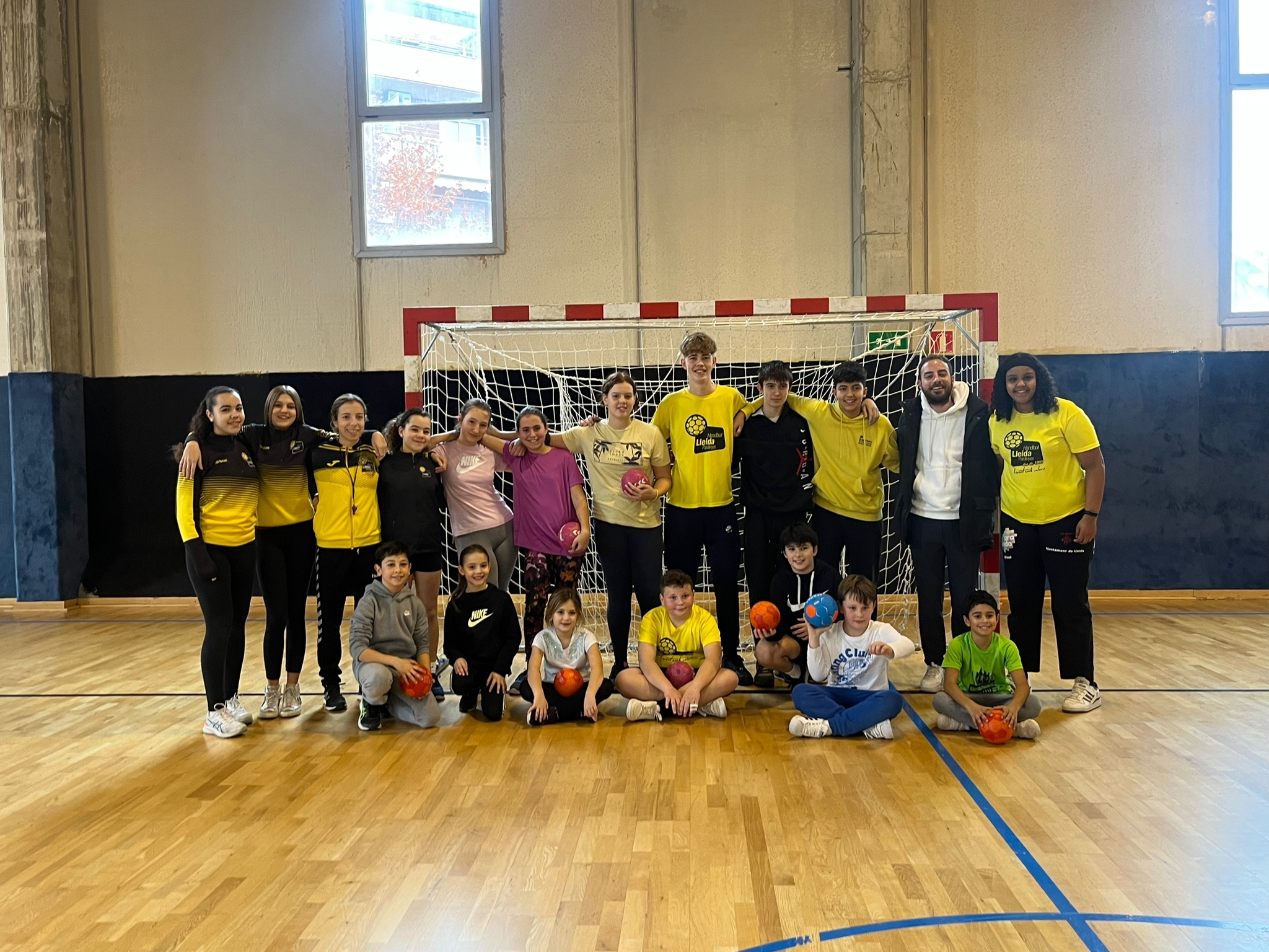 El Lleida Handbol desarrolla su Campus de Navidad en el pabellón Agnès Gregori