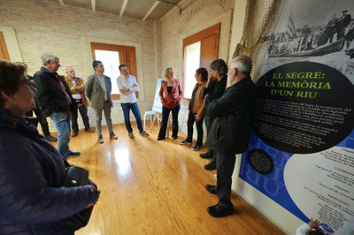 La concejala de Cultura y Promoción de la Ciudad, Pilar Bosch, ha presidido el acto de donación que ha hecho el Ateneo Popular de Ponent en el Museo del Agua.