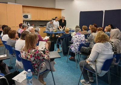 El taller "Alimentación saludable" se ha realizado en el Casal de la Dona.