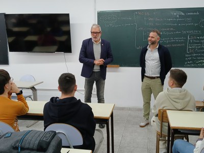 Larrosa ha visitado la Escola Mirasan acompañado del concejal de Juventud, Educación y Empleo, Xavier Blanco.