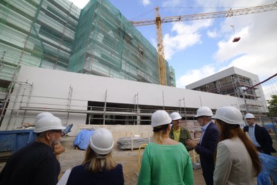 El alcalde Larrosa conversa con el presidente del Colegio, ante las obras del nuevo edificio.