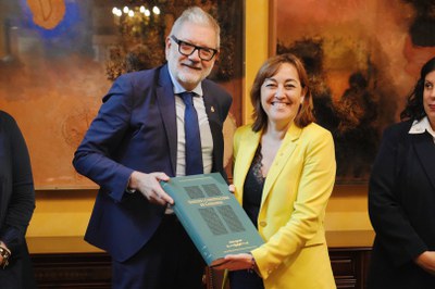 Larrosa hace obsequio a Paneque del Libro de los Usatges, hoy durante la visita de la consejera al Palau de la Paeria.