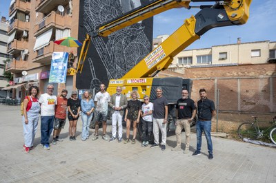 El alcalde, Fèlix Larrosa, el teniente de alcalde, Carlos Enjuanes, y la concejala Pilar Bosch con los directores y artistas del festival frente al mural de Guillem Font, en la calle Roger de Llúria.