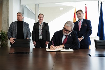 El alcalde Larrosa ha firmado en el Libro de Honor del Puerto.