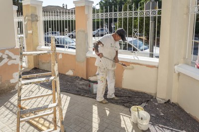 Un operario trabaja en la pintura en el centro Sant Josep de Calassanç.