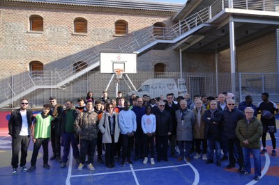 El alcalde de Lleida, Miquel Pueyo, ha presidido el estreno de la nueva pista polideportiva de la Panera.