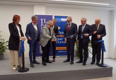 El Colegio de Médicos estrena su nueva sede en Lleida. El exvicepresidente del Colegio y exdelegado de Salud, Sebastià Barranco, ha cortado la cinta inaugural..