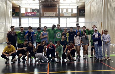 La actividad + Divendres, un proyecto de ocio adolescente, visitó el Balàfia Vòlei Lleida en el que jóvenes de 12 a 16 años pudieron participar en un entrenamiento junto con jugadores del club.