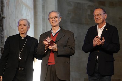 El pregonero de la Semana Santa, Joan Viñas, acompañado por el alcalde, Miquel Pueyo, y el obispo de Lleida, Salvador Gómez.