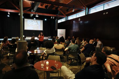 El cuarto encuentro enLLEIDA't se ha hecho en el Café del Teatro y ha contado con una charla a cargo de la empresaria Rosa Montaña.