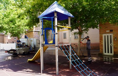La campaña de limpieza intensiva Barri en Barri, hoy y mañana, en la zona de Templers-Instituts.