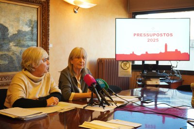 La teniente de alcalde Carme Valls con la portavoz adjunta de Junts (a la derecha), Neus Caufapé. (izquierda de la ima.