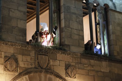 El Gran Camarlengo saluda a los niños y niñas desde el balcón del Palau de la Paeria.
