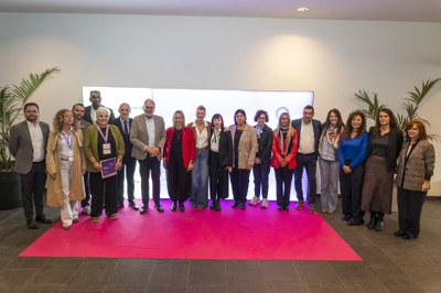 El alcalde Fèlix Larrosa, la consejera de Igualdad y Feminismo y otros representantes institucionales, en el I Congreso Mujeres que mueven ciudades.