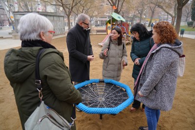 La renovación del parque del Clot incorpora nuevos juegos inclusivos aptos para niños con discapacidad.