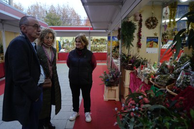 El alcalde Miquel Pueyo y la concejal Marta Gispert han saludado a los paradistas del mercado.