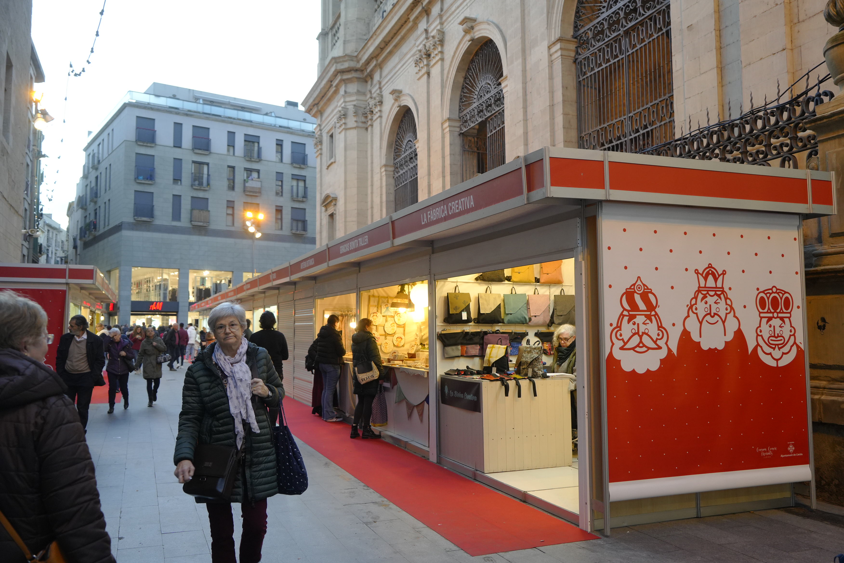 Los 25 paradistas del Mercat de Nadal se han instalado en la plaza del a Catedral