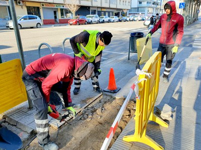 El equipo de "Lleida, ciudad amable" trabaja esta semana en rehacer varios tramos de acera de la calle Riu Ebre.
