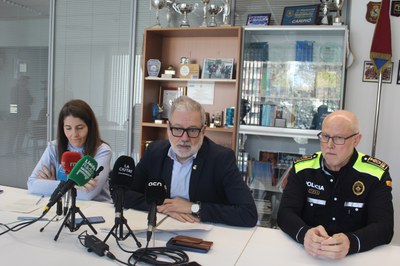 El alcalde de Lleida, Fèlix Larrosa, y la teniente de alcalde de Seguridad, Civismo y Movilidad, Cristina Morón, han presentado el Plan Local de Seguridad.