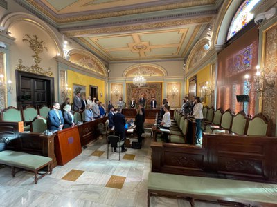 El pleno guardó un minuto de silencio por la trabajadora del CIRE Mas de Enric, que fue asesinada.