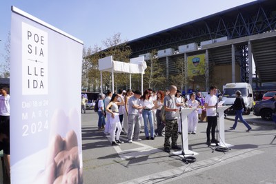 El Poesía Lleida en los mercados. Acción poética dentro del festival, en el mercadillo del Camp d'Esports, este jueves por la mañana..