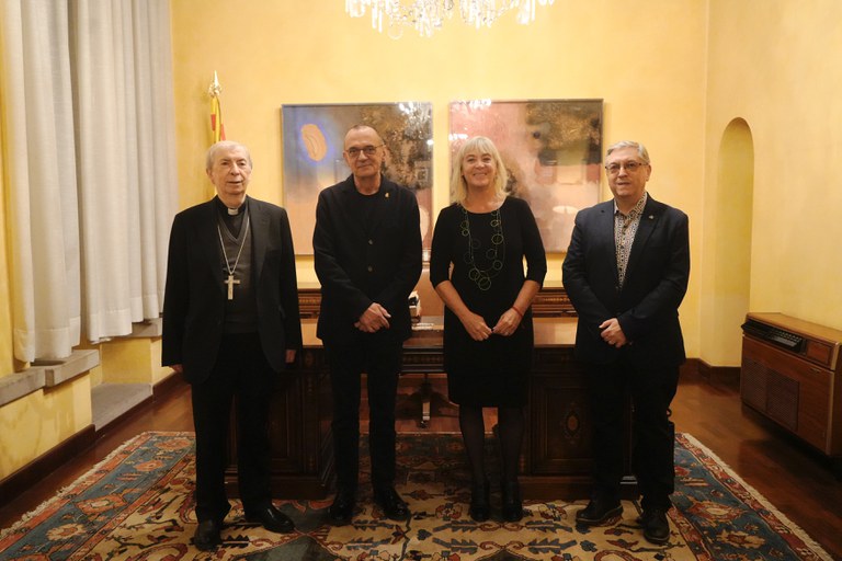 El paer en jefe y el obispo de Lleida, con la pregonera y el presidente de los pessebristes, después de que ésta firmara en el libro de honor de la Paeria