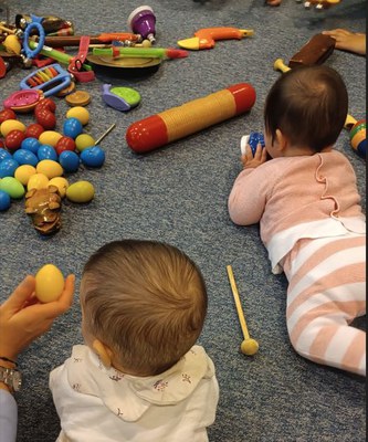 El Proyecto Bebé es un programa educativo dirigido a familias con niños de 0 a 6 meses que promueve una crianza consciente y respetuosa.