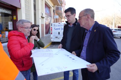 Pueyo y Postius con técnicos de Urbanismo, durante la visita a la calle Penedès.