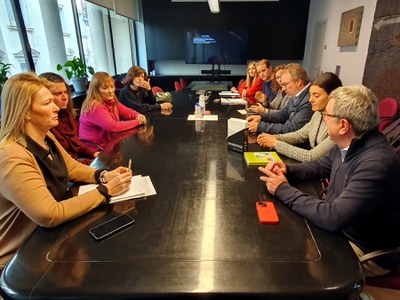 La primera teniente de alcalde Begoña Iglesias ha recibido esta semana a los presidentes de la Federación Catalana de Campings, Miquel Gotanegra, y de la Federación de Campings de Lleida, Cel Feliu, para recoger sus sugerencias y aportaciones de cara a la licitación de la gestión del futuro camping del parque de les Basses, que se quiere iniciar antes del verano..