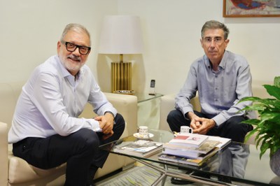 El paer jefe, Fèlix Larrosa, ha mantenido un encuentro institucional en el Ayuntamiento de Lleida con el rector de la Universidad de Lleida, Jaume Puy.