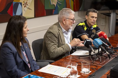 El alcalde y la teniente de alcalde han explicado a los medios las novedades en materia de civismo y movilidad.