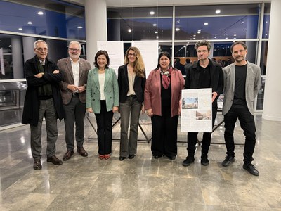 El alcalde con la secretaria general de Presidencia, la delegada del gobierno, presidente del COAC en Lleida y el equipo ganador del concurso.