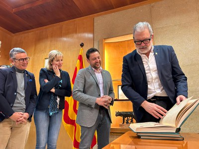 El alcalde de Lleida, Fèlix Larrosa, ha firmado en el Libro de Honor del Ayuntamiento de Tarragona.