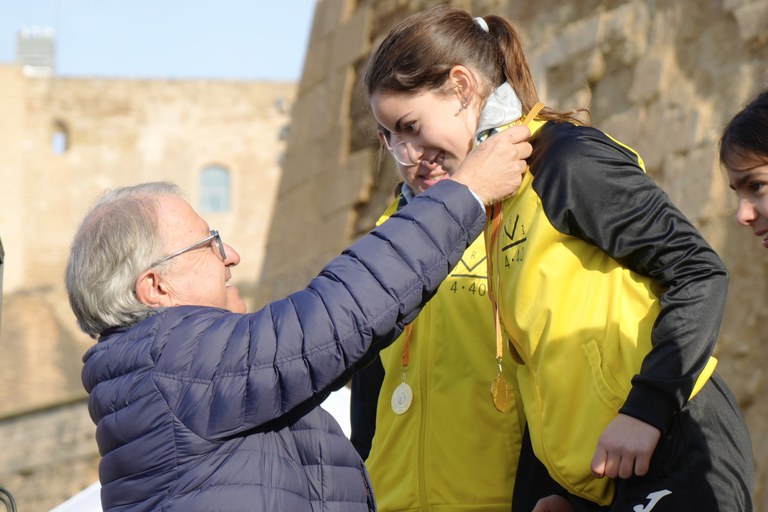 El teniente de alcalde Paco Cerdà impone las medallas a los ganadores de las carreras infantiles