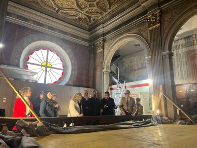 Hoy se ha hecho una visita a la iglesia para ver el resultado de las obras que se han realizado, entre ellas, una restauración parcial del artesonado.