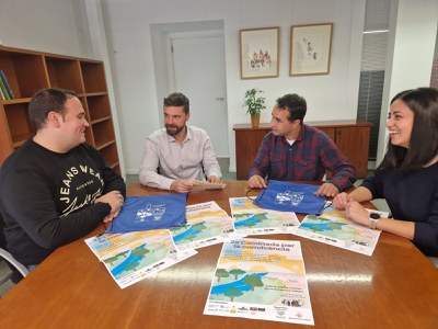 El concejal Enjuanes y los miembros de INTEGRALLEIDA en un momento de la presentación.