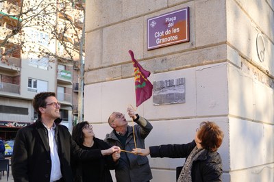 El alcalde hace el descubrimiento de la nueva placa que da nombre a la Plaza del Clot de les Granotes.