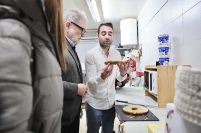 El alcalde, Fèlix Larrosa, y la teniente de alcalde, Cristina Morón, han visitado el Antiguo Horno J. Martí, en el Secà de Sant Pere, con motivo de la campaña del Roscón de Reyes en la ciudad.