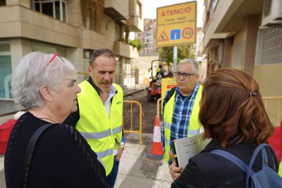La teniente de alcalde Carme Valls ha visitado hoy las obras del entorno de la escuela Sant Josep de Calassanç.