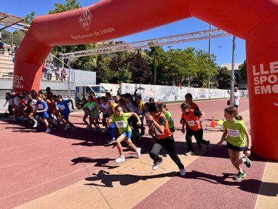 Un grupo de niñas de la categoría benjamín en el pistoletazo de salida de la carrera.