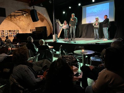 El concejal de Cooperación, Jackson Quiñónez, presenta la 9ª edición de Humoralia "Conflictos Armados en el Mundo" en el Café del Teatre..