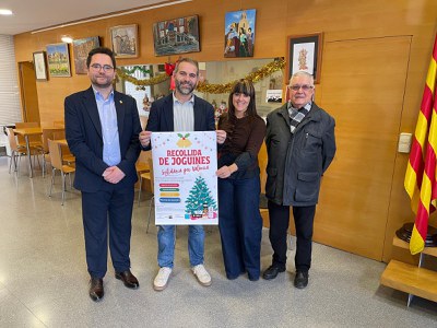 Los concejales Roberto Pino y Xavi Blanco durante la presentación de la campaña solidaria “Marca la diferencia estas Navidades! Da un juguete y trae alegría a Valencia”.