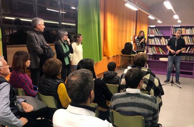 La biblioteca de la escuela Príncep de Viana se abre como espacio familiar y comunitario con el proyecto Bibliobarri.